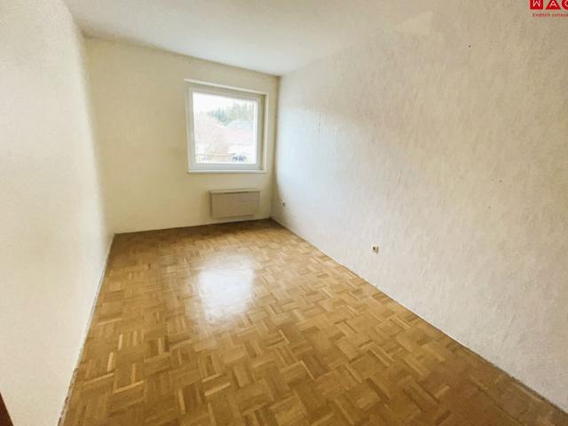 Viel Potenzial und traumhafter Ausblick! 2 Zimmer Wohnung / Loggia / Kfz Abstellplatz