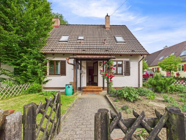 Viel Potenzial in ruhiger Lage Doppelhaushälfte mit Garten und Garage