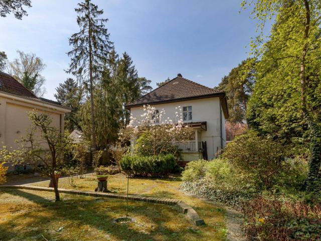 Viel Raum für Ideen Sanierungsbedürftiges Ein /Zweifamilienhaus mit großem Grundstück in Frohnau