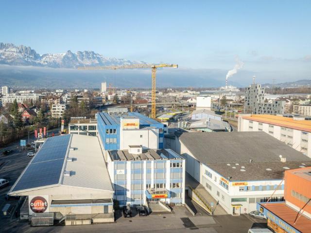 Viel Raum für Ihr Gewerbe Lagerhalle mit Aufzug & Rampe