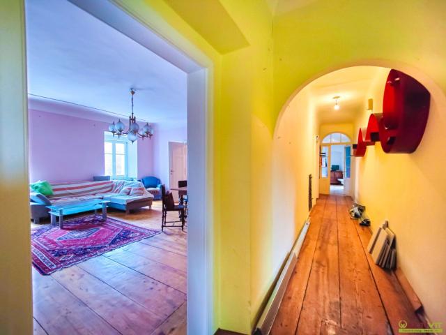 Viel Raum für Ihre Träume auf über 450 m²! Wohnung mit großem Rohdachboden und Potential! Zentral nahe dem Hauptplatz