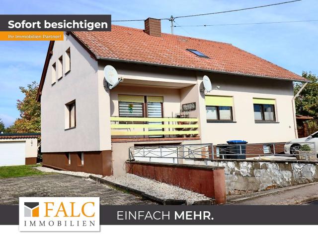 Viel Raum zum Leben: Zweifamilienhaus auf sonnigem Grundstück