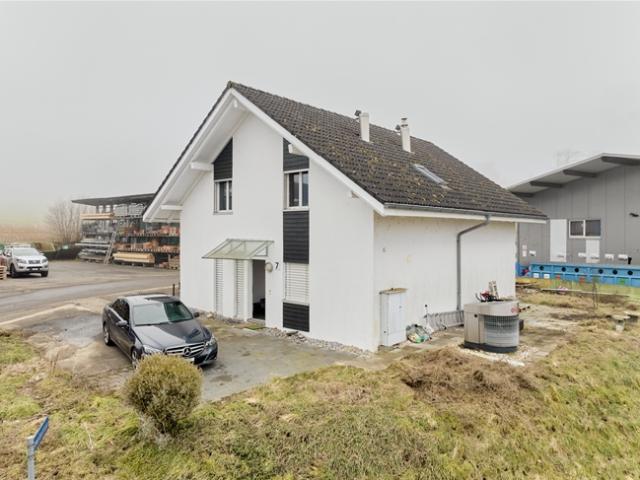 VIELFÄLTIGE LIEGENSCHAFT EXKLUSIV FÜR GEWERBENUTZUNG
