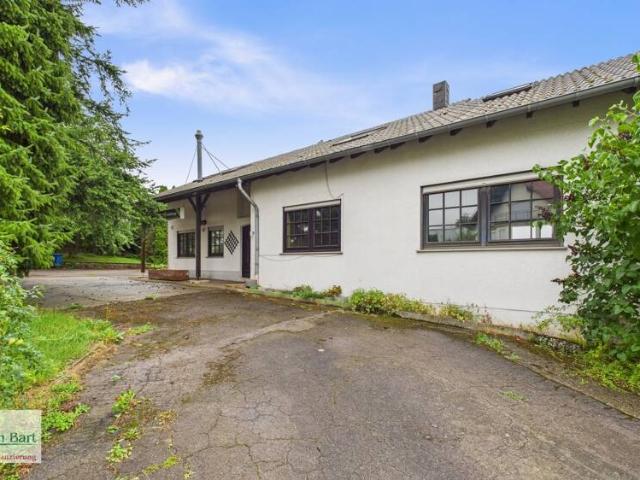 VIELSEITIGE VERWENDUNG: 325 M², WOHN UND NUTZFLÄCHE, GARAGEN UND GARTEN IN GRENZNÄHE