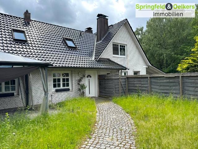 Vielseitige Doppelhaushälfte mit Garten, großer Terrasse, Bürotrakt & Garagen