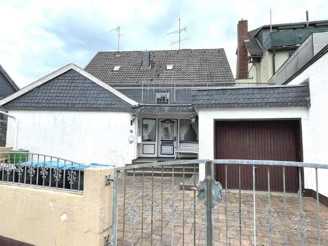 Vielseitige Immobilie: Einfamilienhaus mit Appartement und vermietetem Ladenlokal in zentraler Lage