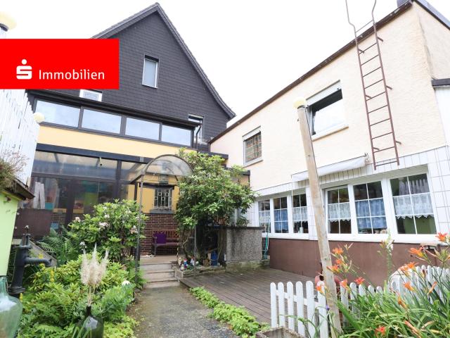 Vielseitige Nutzung Gepflegtes Zweifamilienhaus mit Anbau, Nebengebäude n und Doppelgarage
