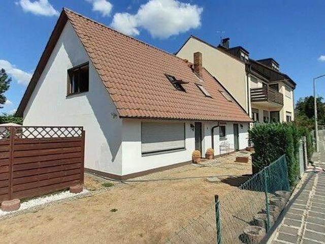 Vielseitiges Investitionsobjekt: Zwei Doppelhaushälften mit Entwicklungspotenzial!