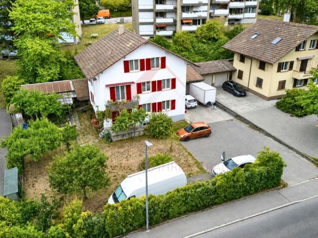Vielseitiges Mehrfamilienhaus mit drei Wohneinheiten und attraktiven Gewerbeflächen
