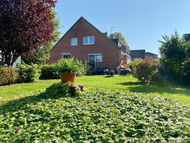 Vielseitiges Wohn und Geschäftshaus mit Garage, Parkplätzen und großem Eigenlandgrundstück