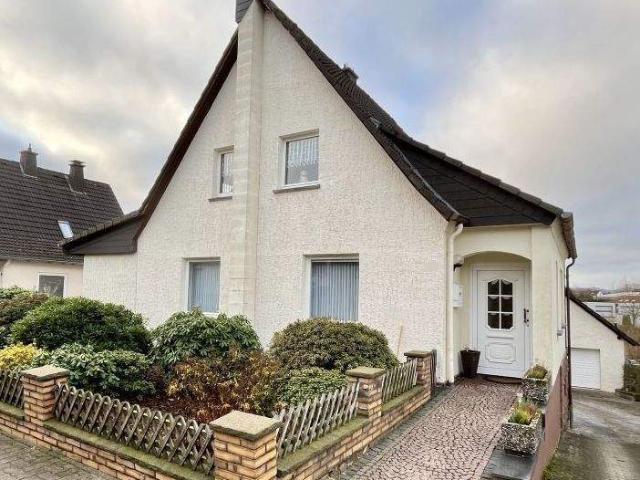 Vielseitiges Wohnhaus mit großem Grundstück!