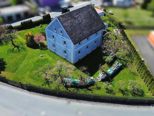 Vielseitiges Zweifamilienhaus mit großem Grundstück in ruhiger Lage von Konradsreuth