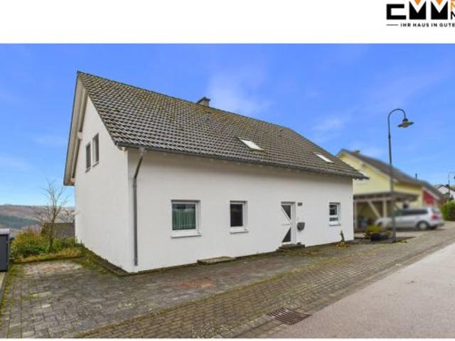 Vielseitiges Zweifamilienhaus mit Weitblick in ruhiger Lage