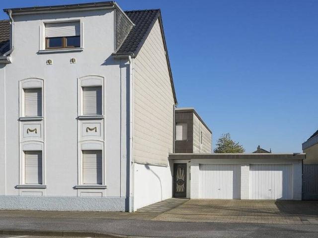 Vielversprechendes Potenzial mit Bauland Option! Tolles Einfamilienhaus mit vier Garagen und einem idyllischen Garten