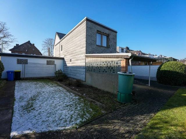Vielversprechendes Potenzial mit Bauland Option! Tolles Einfamilienhaus mit vier Garagen und einem idyllischen Garten