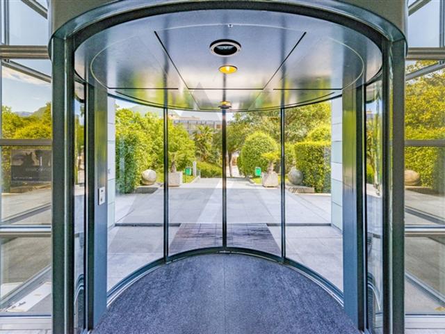 VIER GERÄUMIGE BÜROS AUF ZWEI ETAGEN MIT PARKPLÄTZEN