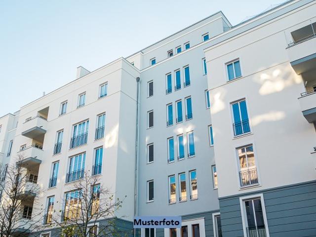 Vierfamilienhaus mit Ladenlokal und 4 5 Garagen