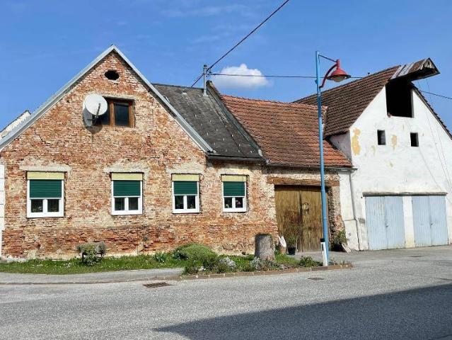 Vierkanthof auf 3051 m² für liebevolle Sanierung – jetzt für € 144.999