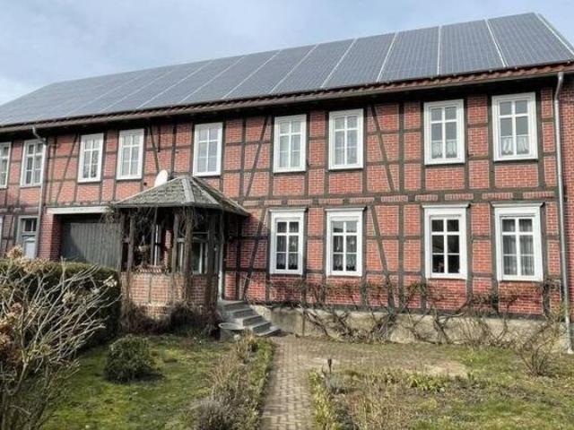 Vierseitenhof mit Wiese in der Altmark