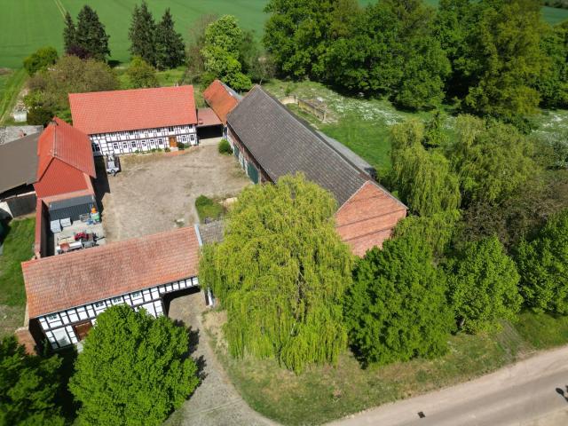 Vierseitenhof mit Altenteil, Scheune, Stallgebäuden und Grünland
