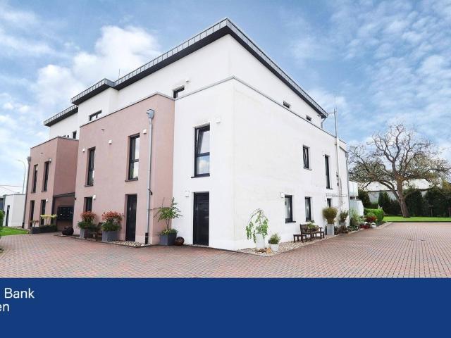 VIERSEN: Neuwertige Erdgeschosswohnung mit Terrasse und Garage