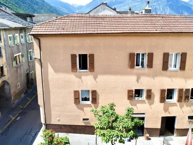 Vierstöckiges Dorfhaus im Zentrum von Charrat