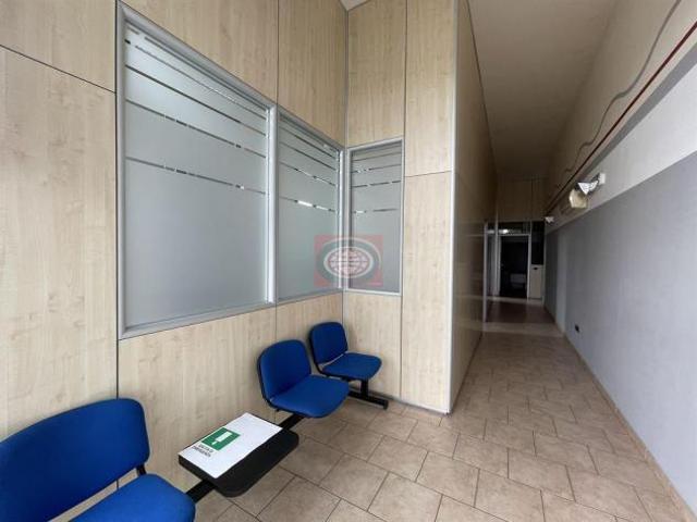 VIGNE zona concessionarie ufficio al piano terra CON VETRINA 90 mq. e GARAGE QUADRUPLO di 103 mq