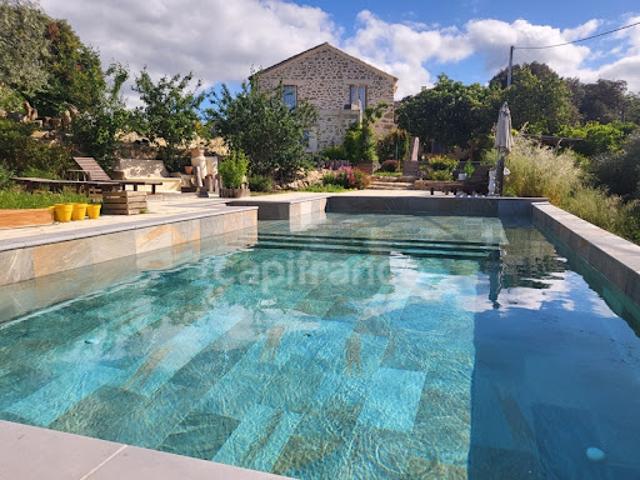 Vignoble avec piscine