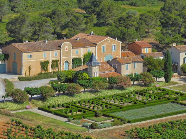 Vignoble avec piscine