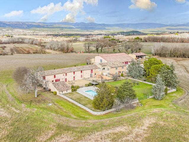 Vignoble avec piscine et dépendances