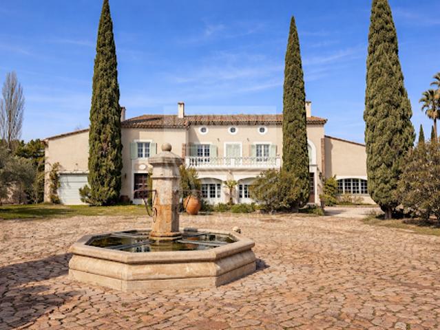 Vignoble avec piscine et dépendances