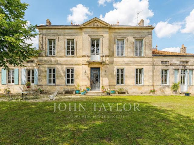 Vignoble avec piscine et dépendances