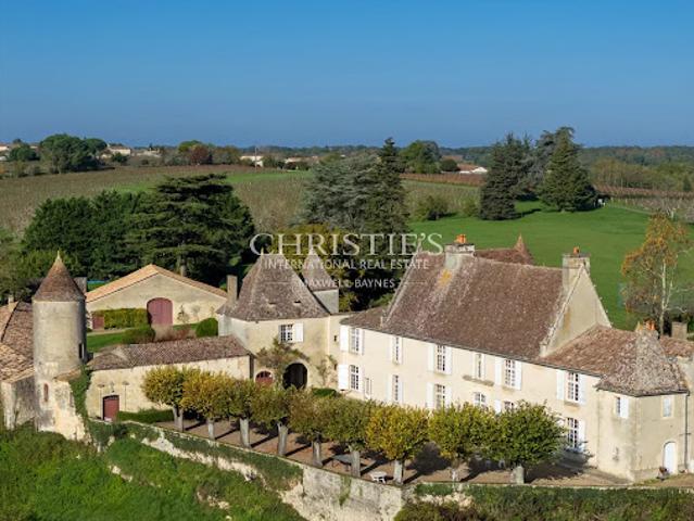 Vignoble avec piscine et dépendances