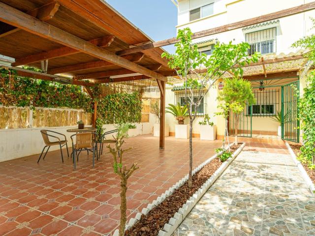 VIJ232 Pareado con gran espacio exterior en urbanización cerrada en Los Almendros, Orihuela Costa