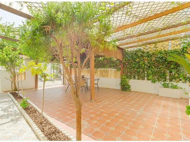 VIJ232 Pareado con gran espacio exterior en urbanización cerrada en Los Almendros, Orihuela Costa
