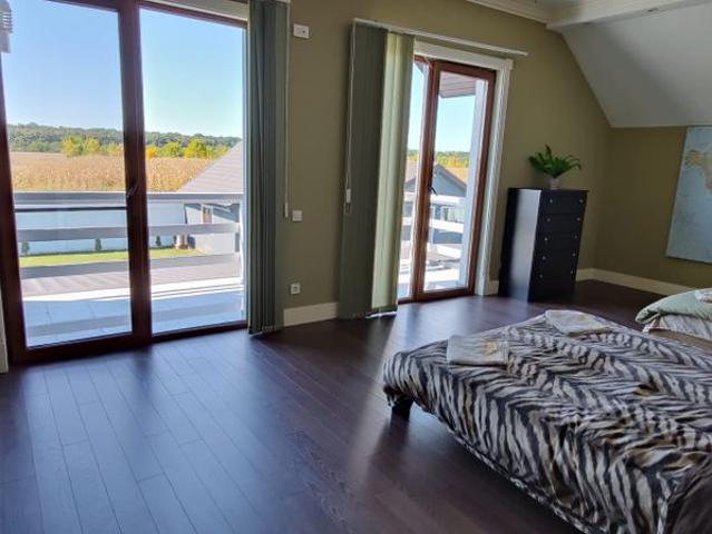 Vilă de lux cu Fotovoltaice Curte spațioasă