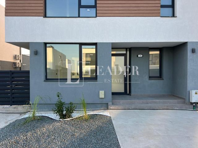 vilă modernă cu terasă panoramică și design contemporan