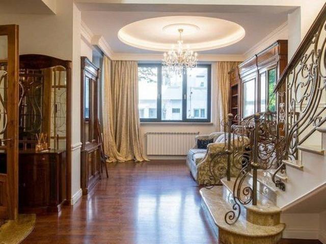 Vilă spațioasă cu 5 camere, mobilată lux, Strada Paris