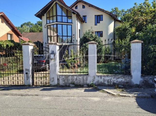 Vilă spațioasă de 7 cam, 250 mp, curte 400 mp, Pitești, Gavana Padure 3000 Euro