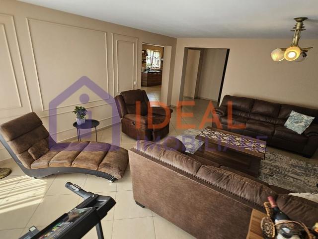 Vila Moderna cu 5 camere, garaj si 921 mp de curte, in Tocile