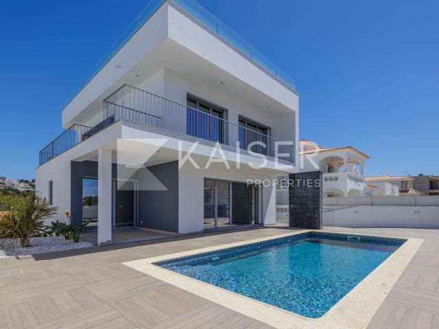 Vila moderna de 4 3+1 quartos com vista para o mar, piscina, garagem/porão, próxima à praia