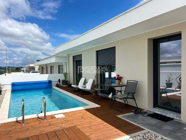 Vila moderna de um único andar com piscina e vistas verdes tranquilas