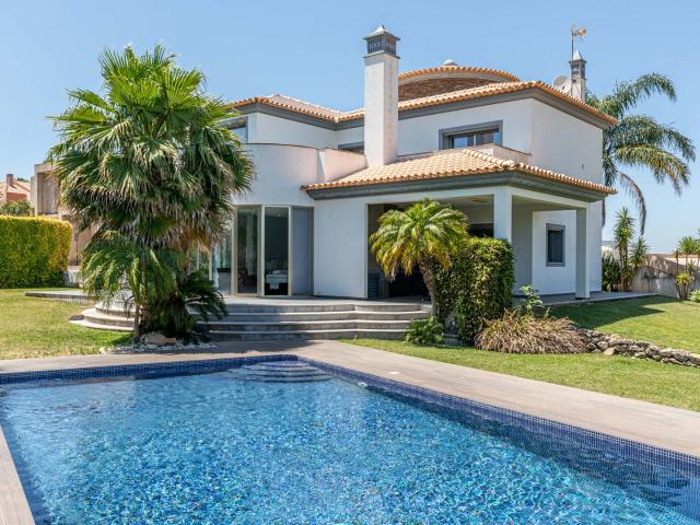 Vila moderna e luminosa de 7 3 + 4 quartos com piscina aquecida, jardim espaçoso, garagem generosa e porão em um beco sem saída