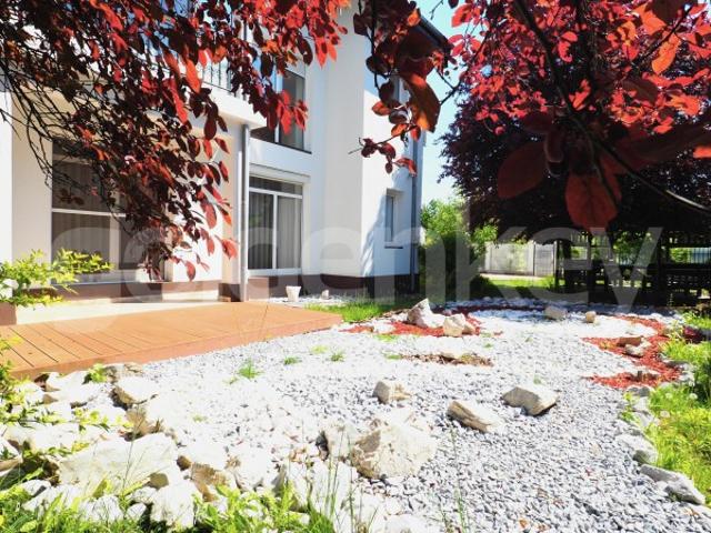 Vila moderna si spatioasa in complex rezidential | ID:3079790