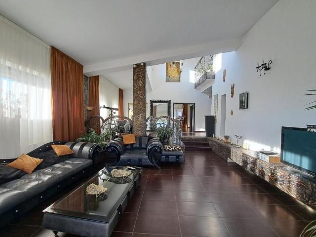 Vila cu piscina Buftea 8 camere 4 bai 620mp 2500mp