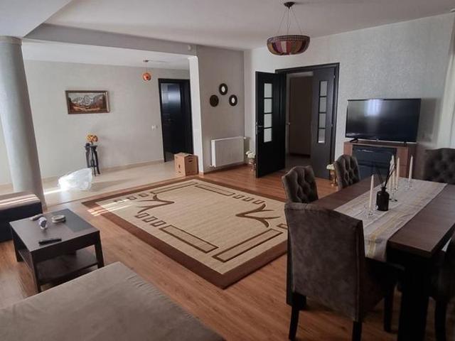 Vila cu piscina zona Iancu Nicolae Pipera 5 camere