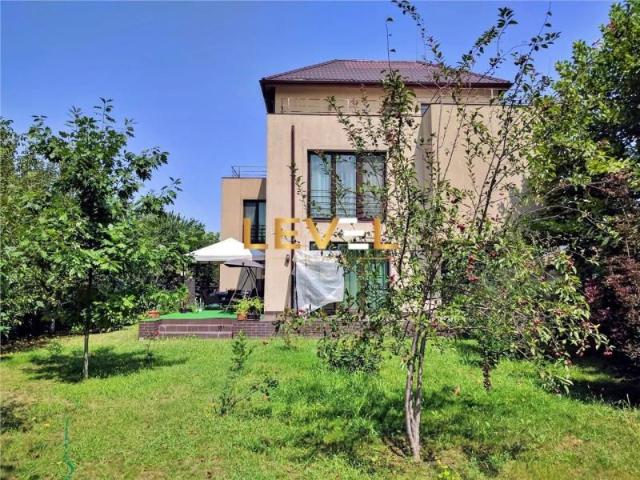 Vila cu 5 camere cu 5000 mp gradina si casa de oaspeti