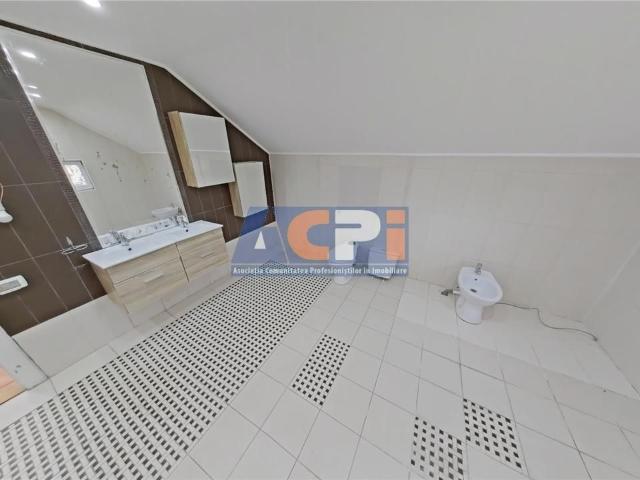 Vila cu 6 camere mari si teren de 1400 mp
