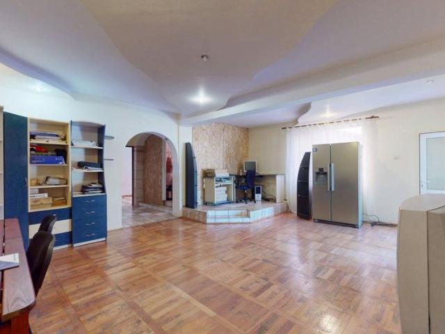 Vila cu 7 camere de inchiriat+ gradina + piscina Prelungirea Ghencea