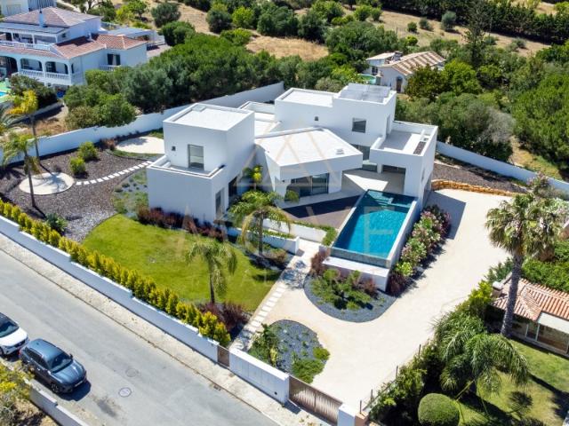 Vila costeira contemporânea de luxo num terreno virado a sul com 1.800 m² em Atalaia, Lagos